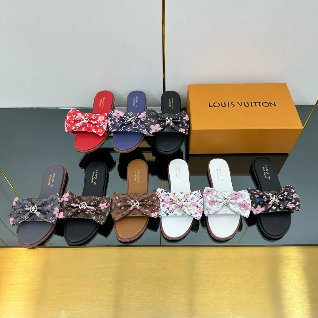 👟👟Ex-factory price 280👟👟 (available all year round) ❥V’s latest popular special material lock it series lock mop, super heavy industry launches! The golden lock on the toe is engraved with the LV letters logo 🔸Number of sizes 34-42) Welcome new and old customers to place orders in the picture above.